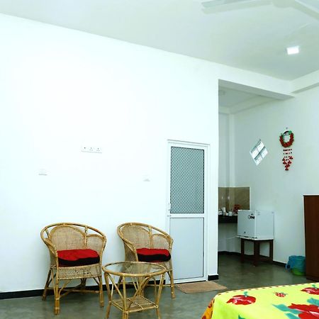 Sandy Palms Guesthouse Хиккадува Экстерьер фото