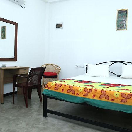 Sandy Palms Guesthouse Хиккадува Экстерьер фото
