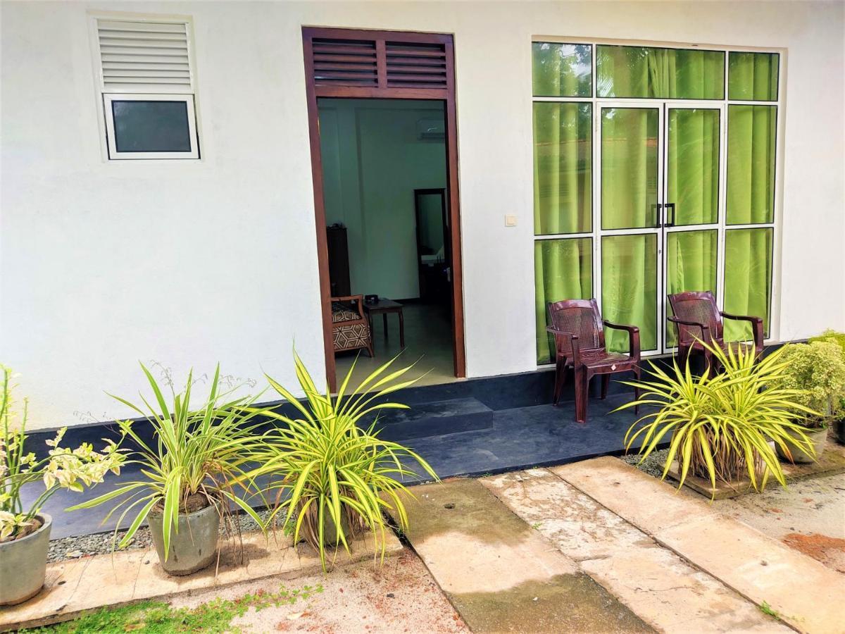 Sandy Palms Guesthouse Хиккадува Экстерьер фото