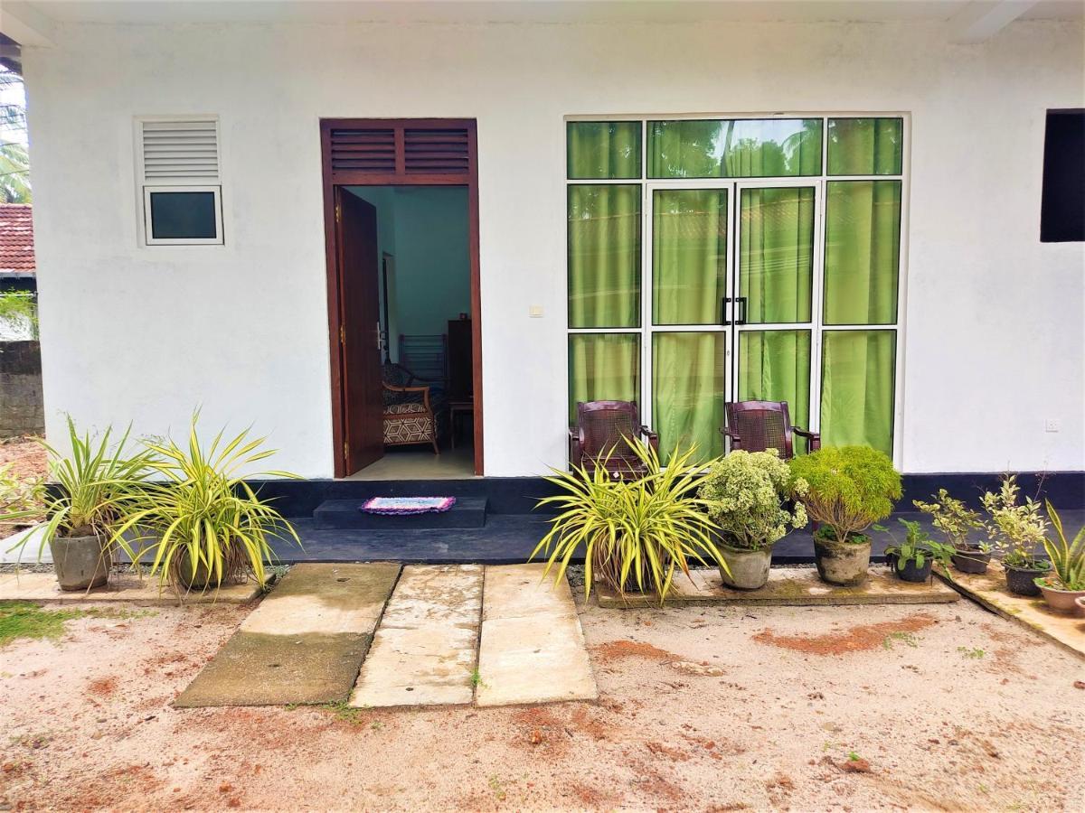 Sandy Palms Guesthouse Хиккадува Экстерьер фото