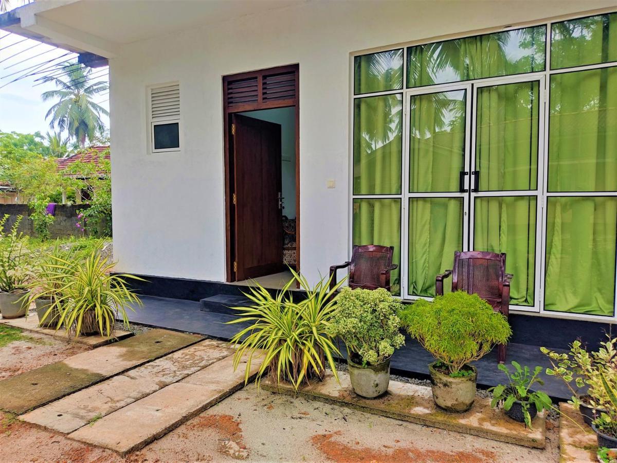 Sandy Palms Guesthouse Хиккадува Экстерьер фото