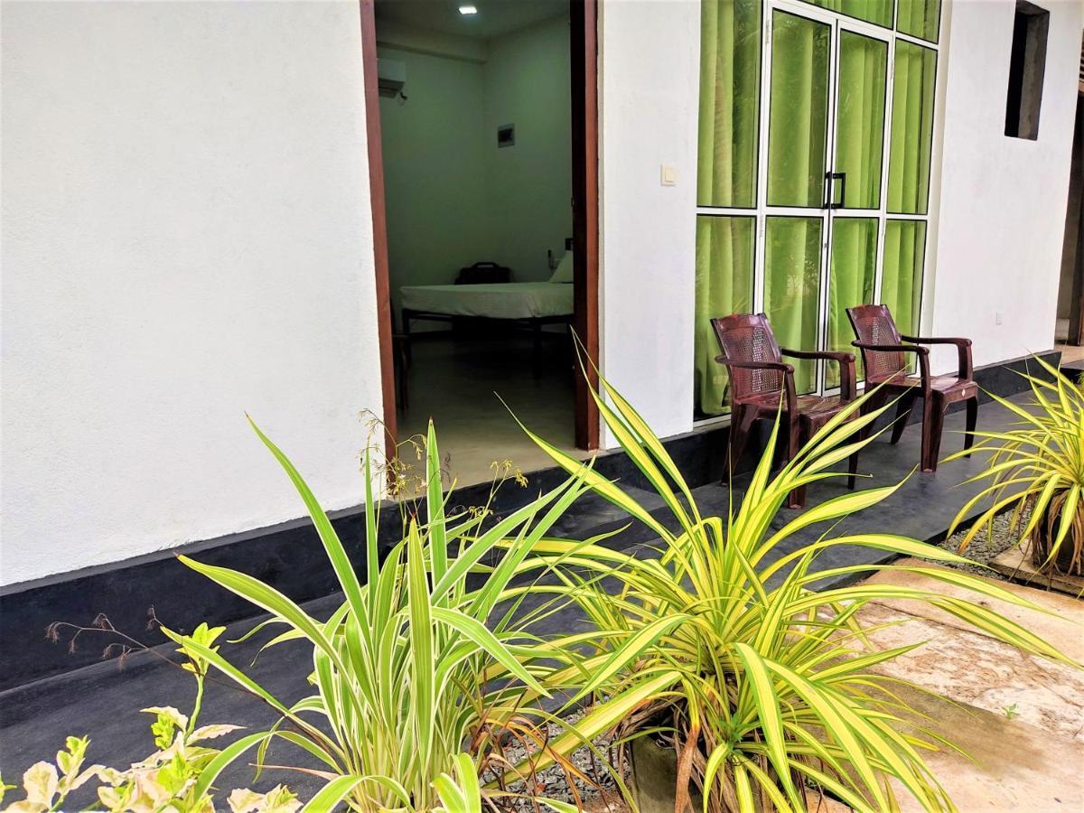 Sandy Palms Guesthouse Хиккадува Экстерьер фото