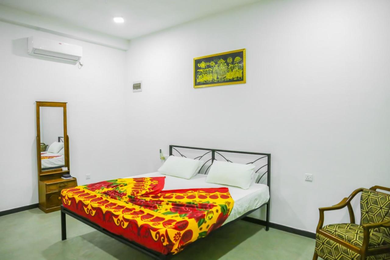 Sandy Palms Guesthouse Хиккадува Экстерьер фото