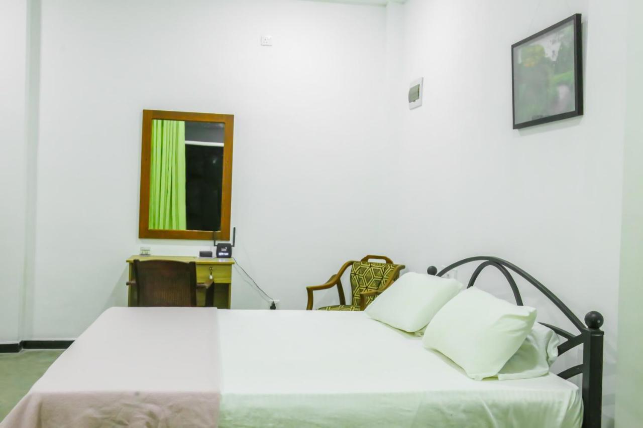 Sandy Palms Guesthouse Хиккадува Экстерьер фото