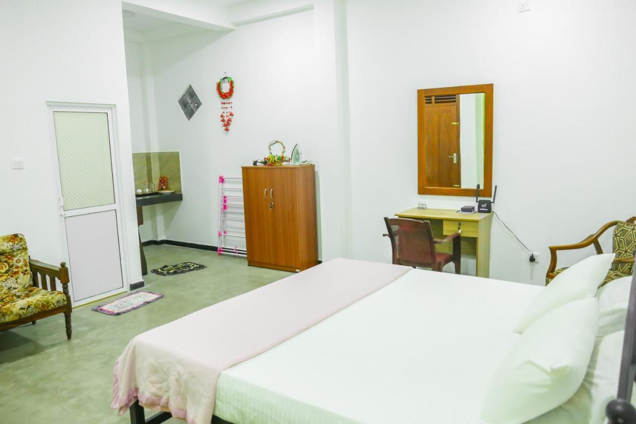 Sandy Palms Guesthouse Хиккадува Экстерьер фото
