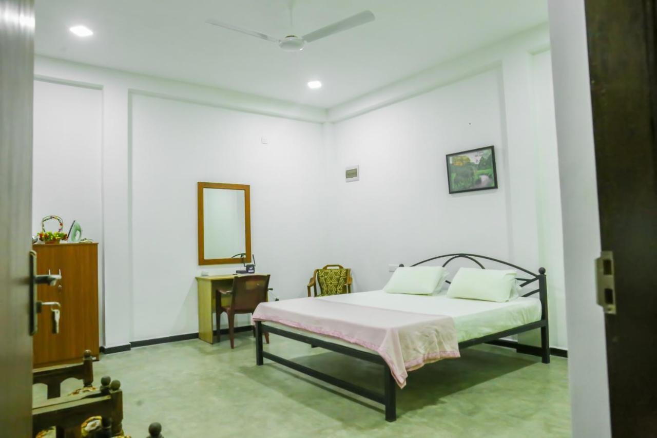 Sandy Palms Guesthouse Хиккадува Экстерьер фото