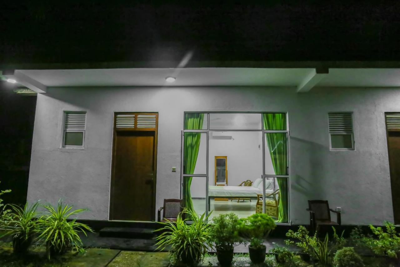 Sandy Palms Guesthouse Хиккадува Экстерьер фото