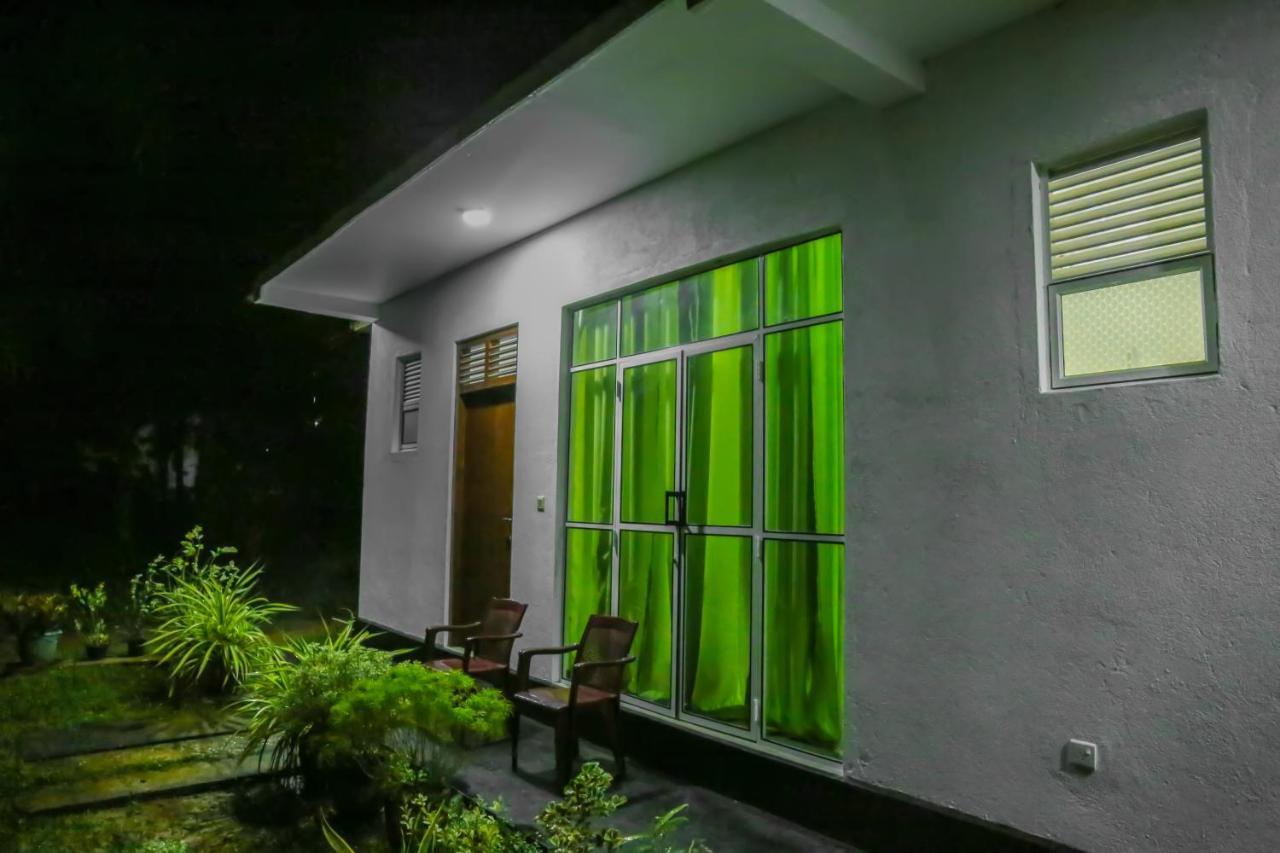 Sandy Palms Guesthouse Хиккадува Экстерьер фото
