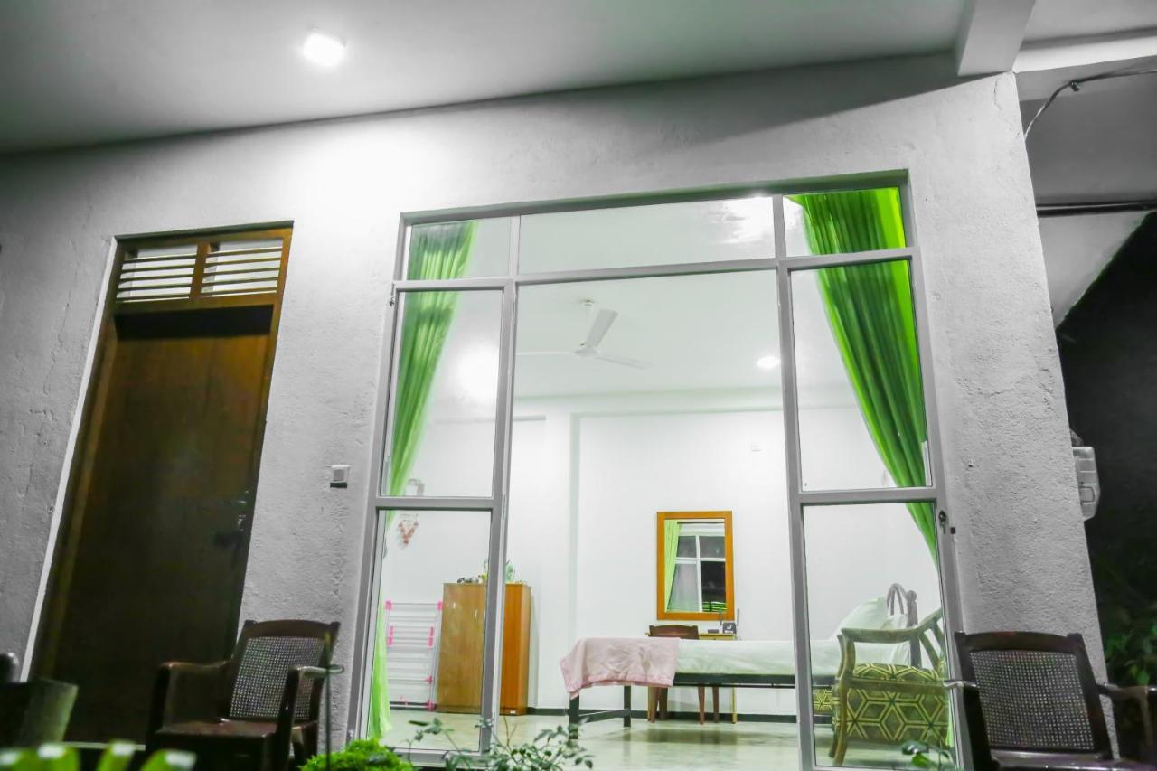 Sandy Palms Guesthouse Хиккадува Экстерьер фото