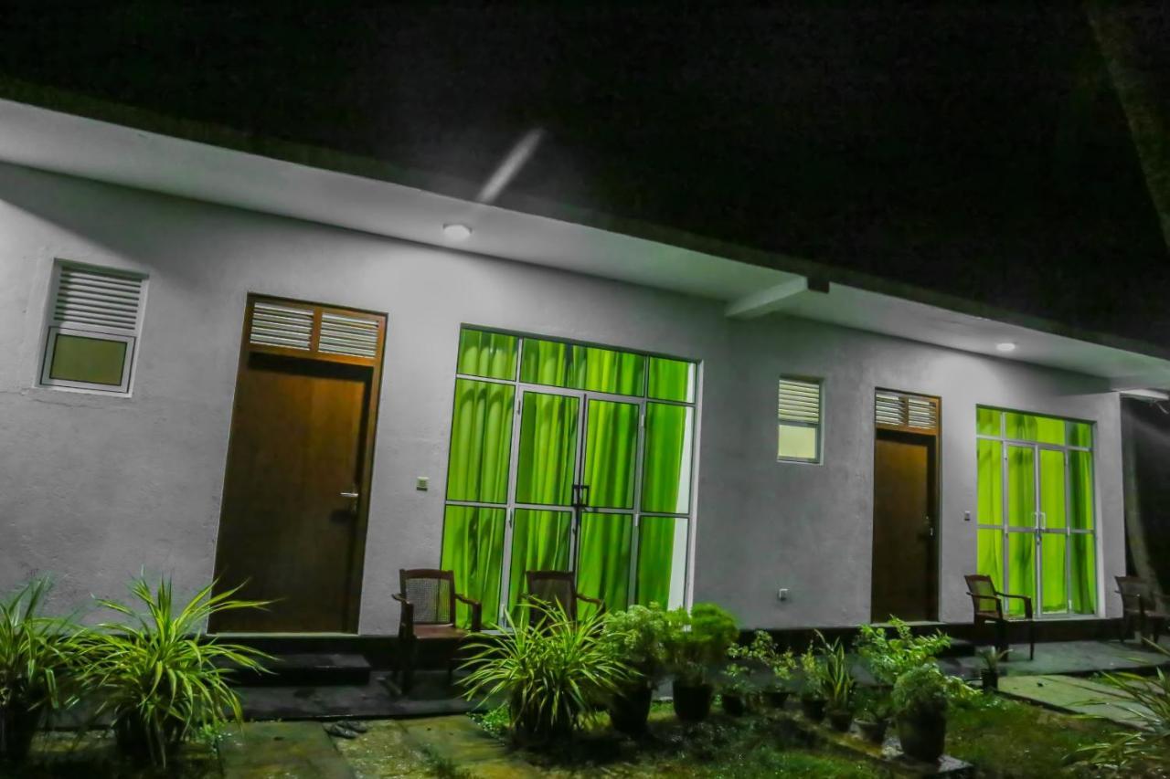 Sandy Palms Guesthouse Хиккадува Экстерьер фото