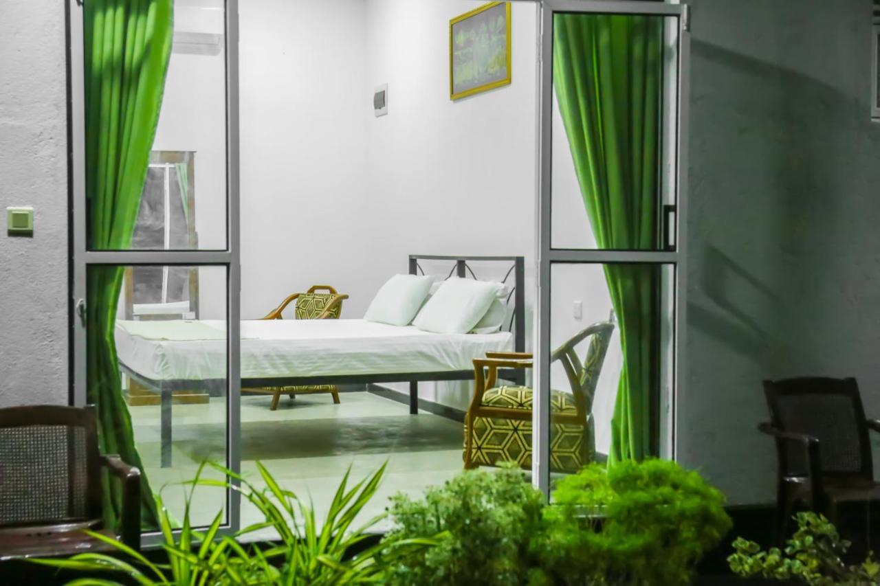 Sandy Palms Guesthouse Хиккадува Экстерьер фото