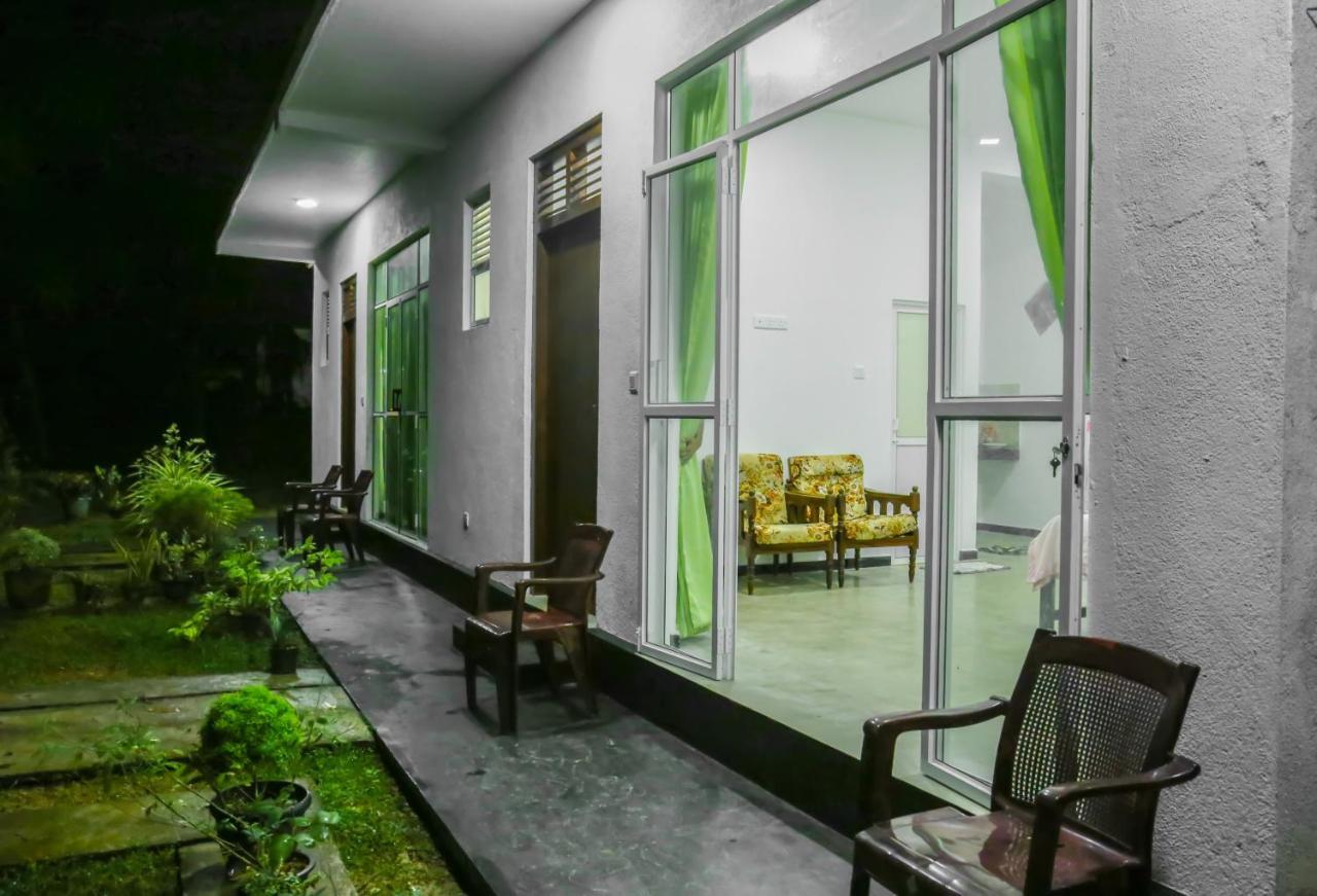 Sandy Palms Guesthouse Хиккадува Экстерьер фото