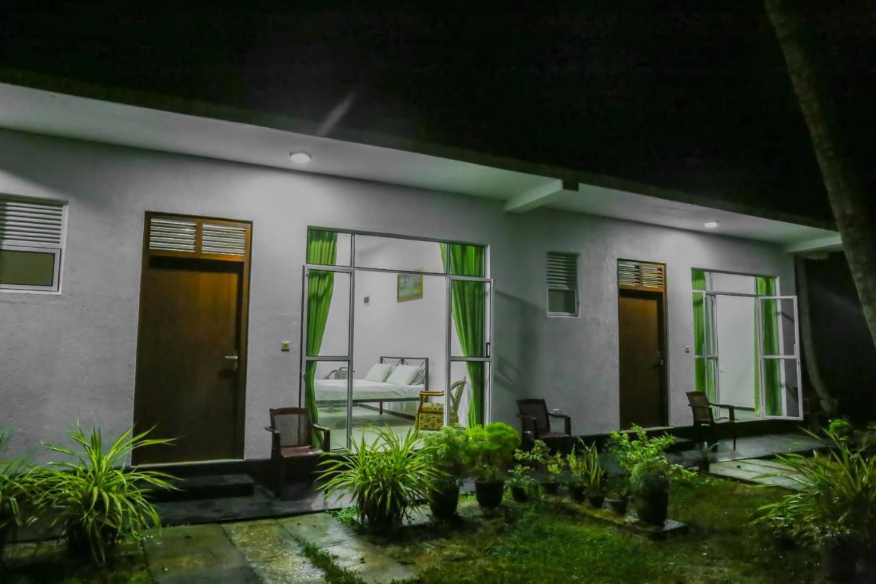 Sandy Palms Guesthouse Хиккадува Экстерьер фото
