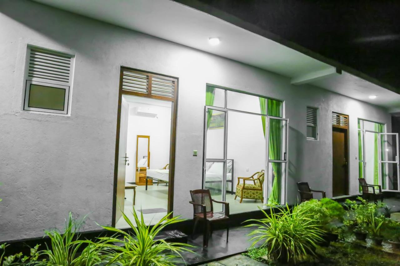 Sandy Palms Guesthouse Хиккадува Экстерьер фото