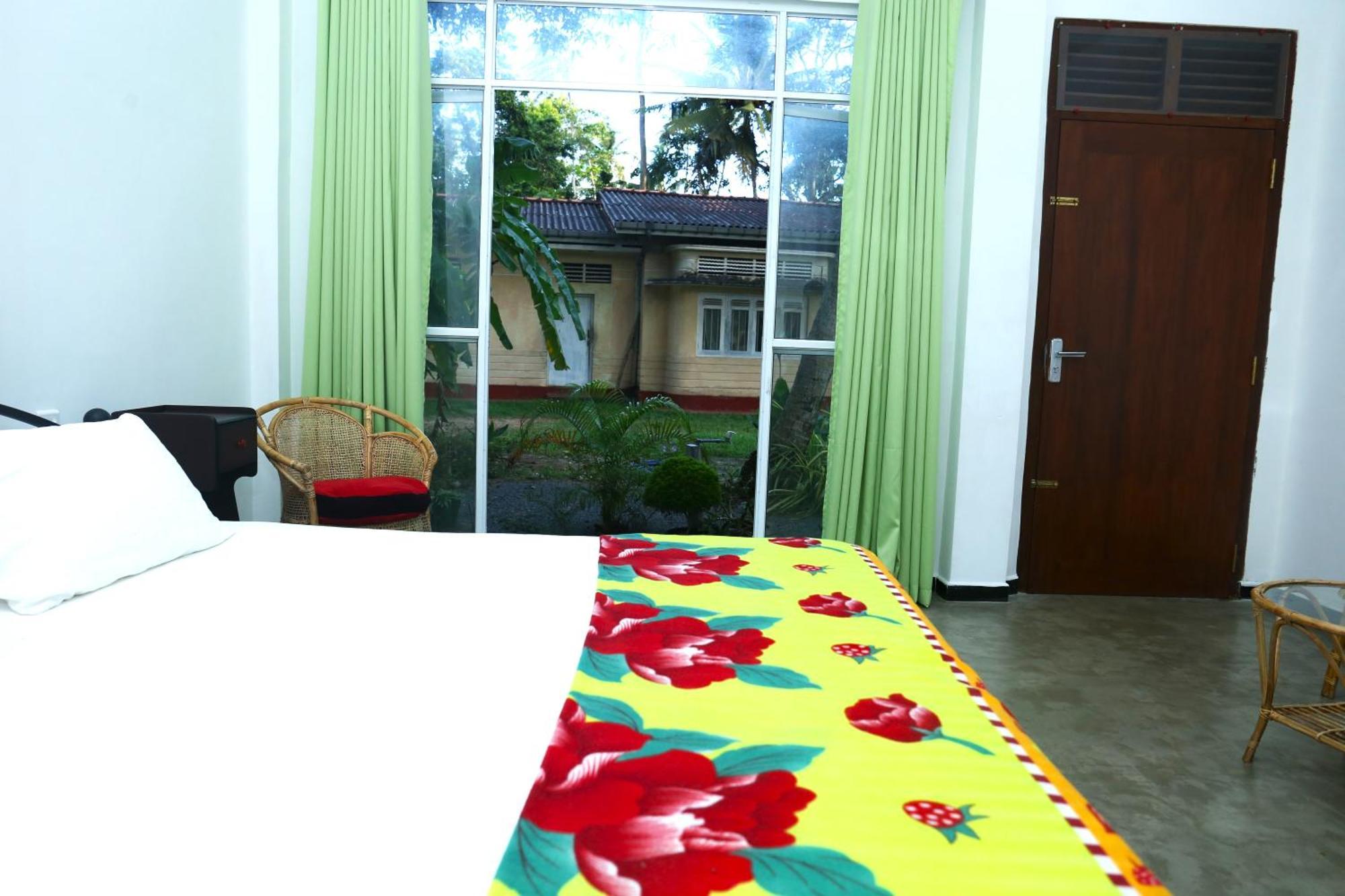 Sandy Palms Guesthouse Хиккадува Экстерьер фото