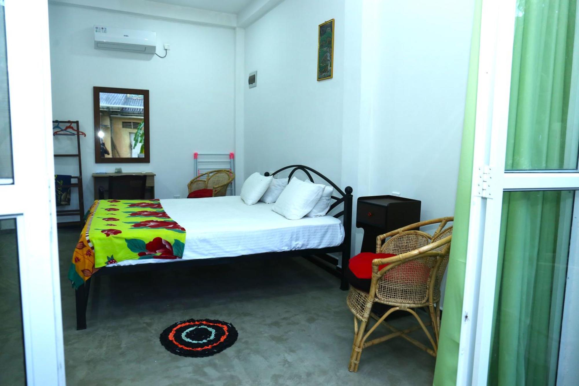 Sandy Palms Guesthouse Хиккадува Экстерьер фото