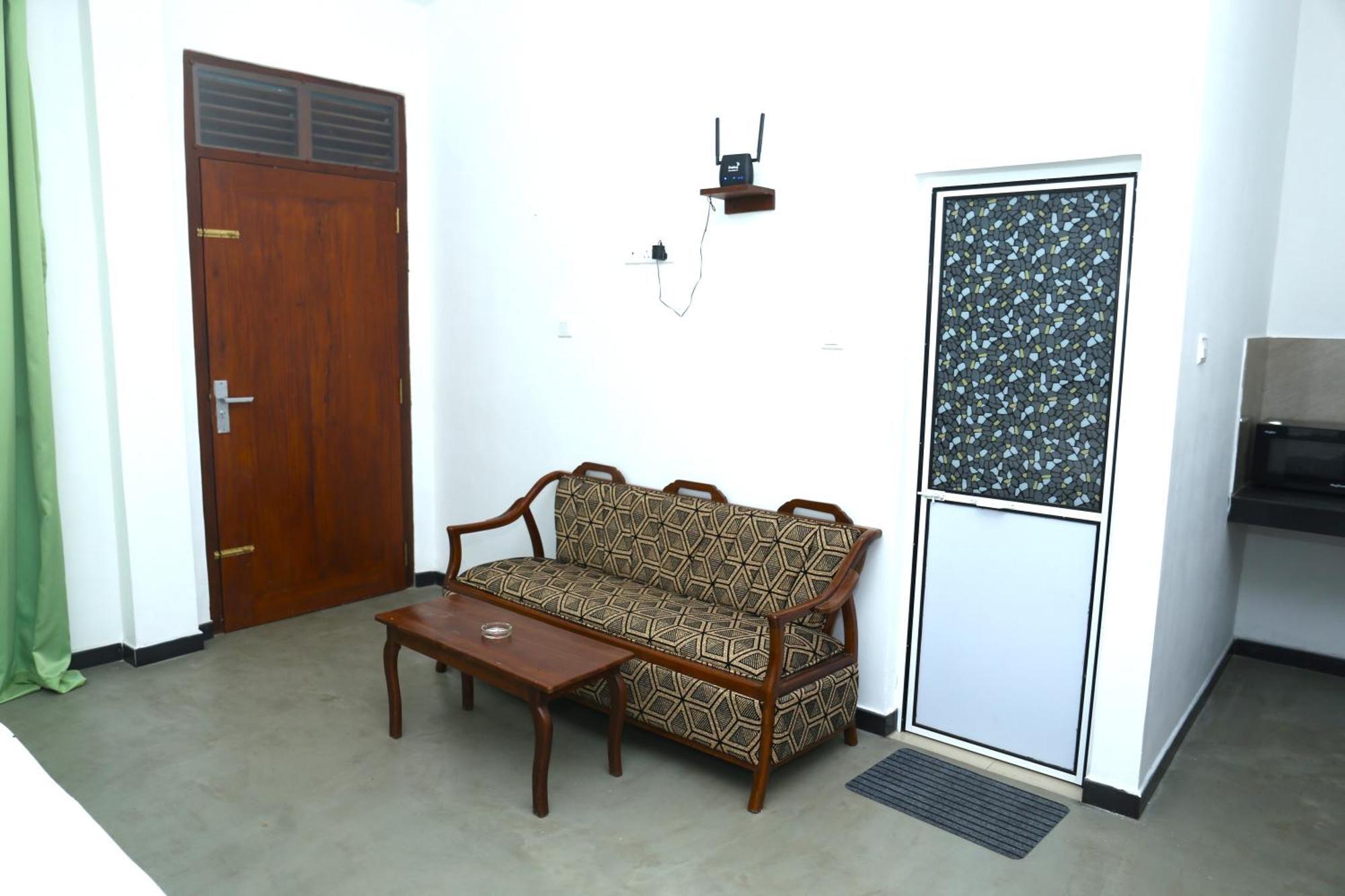 Sandy Palms Guesthouse Хиккадува Экстерьер фото