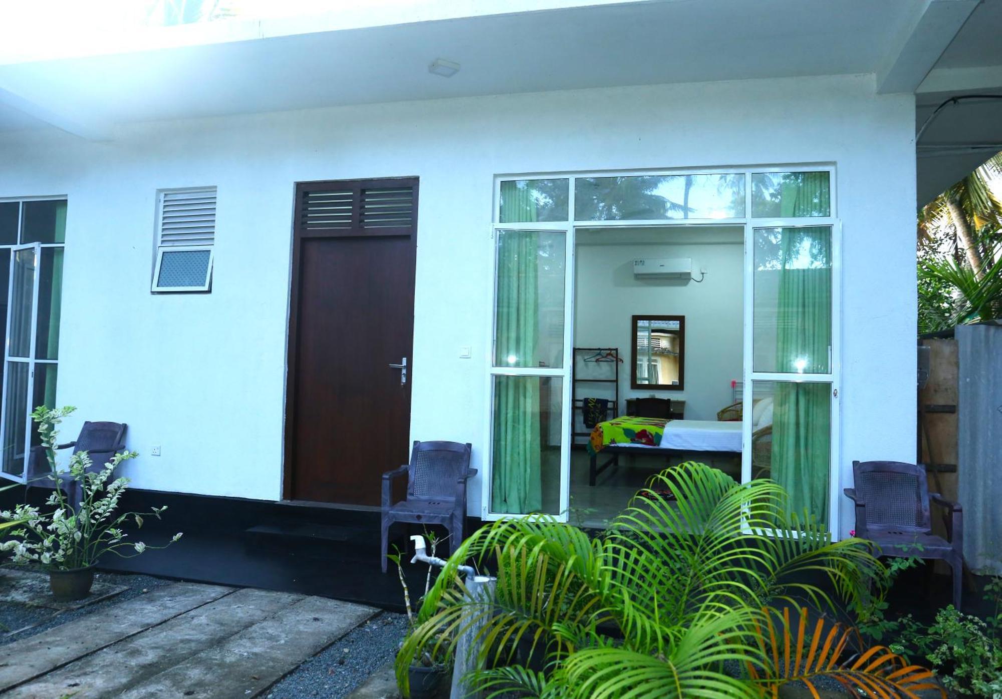 Sandy Palms Guesthouse Хиккадува Экстерьер фото