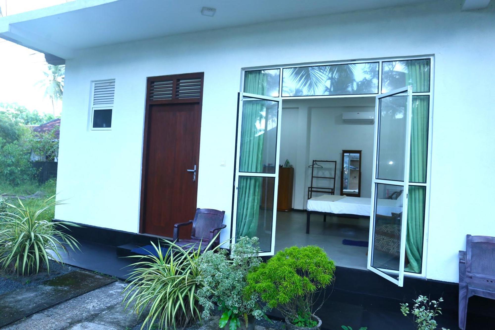 Sandy Palms Guesthouse Хиккадува Экстерьер фото