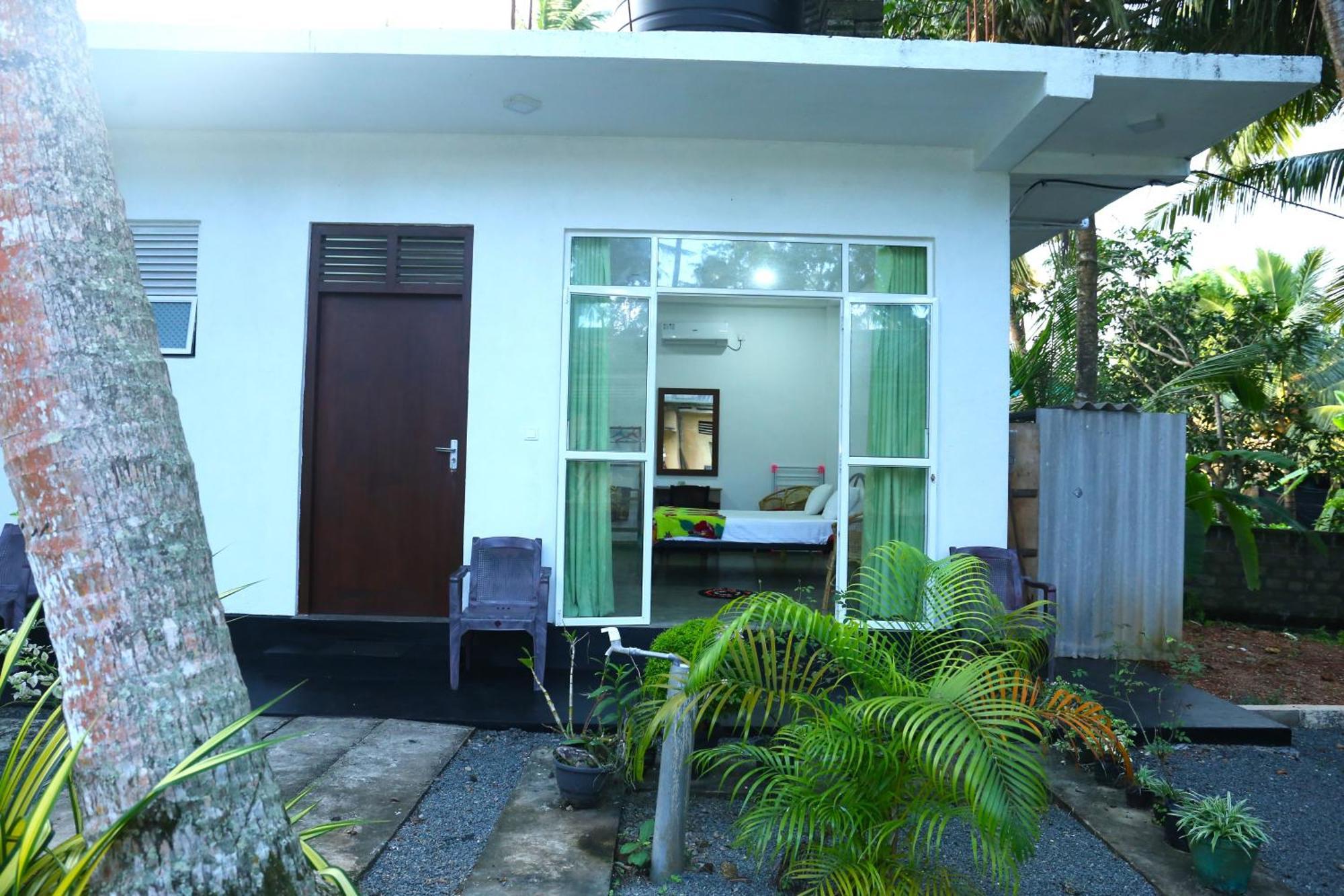 Sandy Palms Guesthouse Хиккадува Экстерьер фото