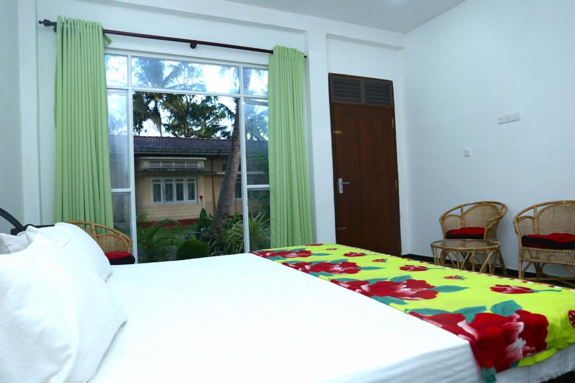 Sandy Palms Guesthouse Хиккадува Экстерьер фото