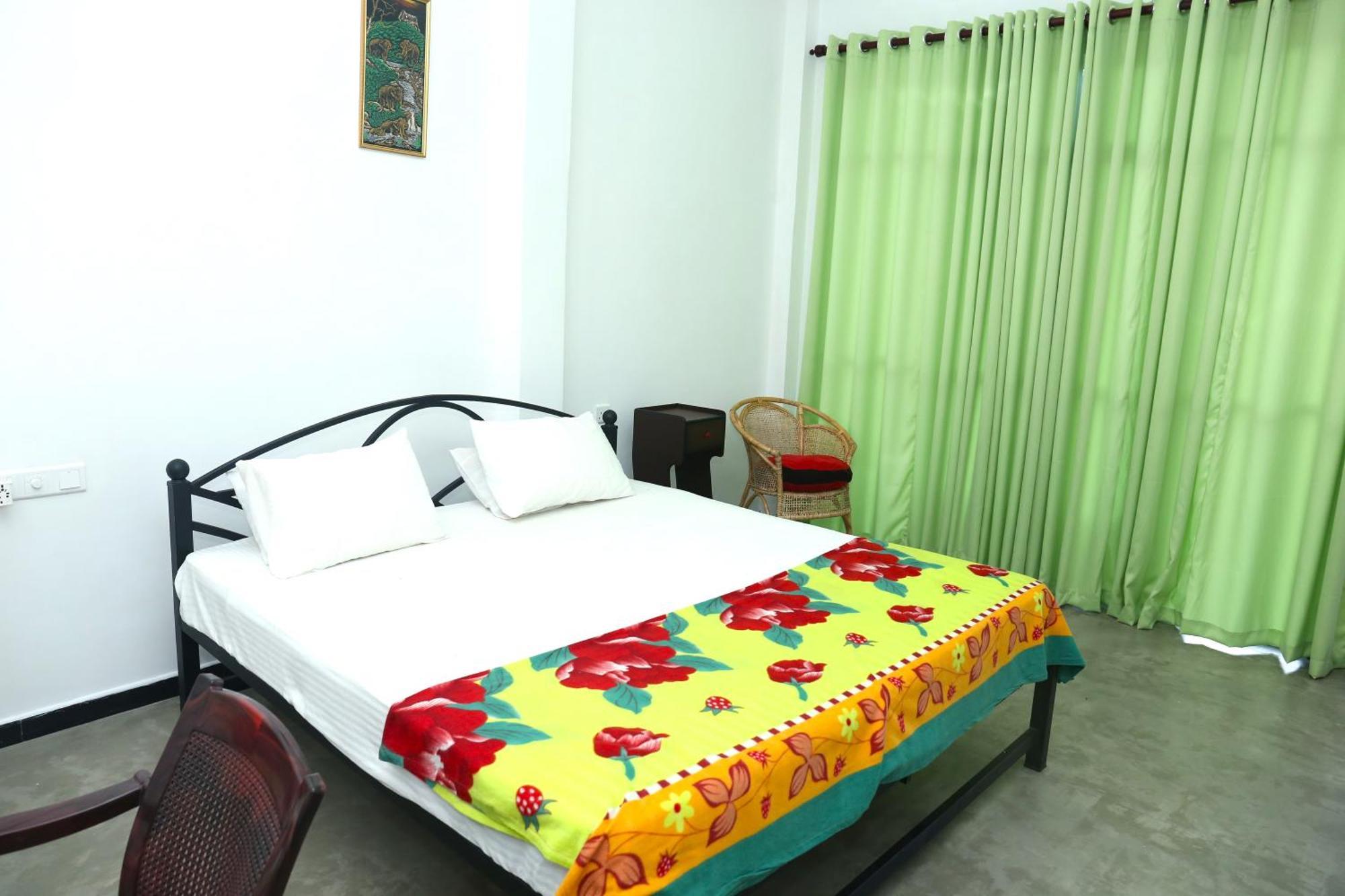 Sandy Palms Guesthouse Хиккадува Экстерьер фото