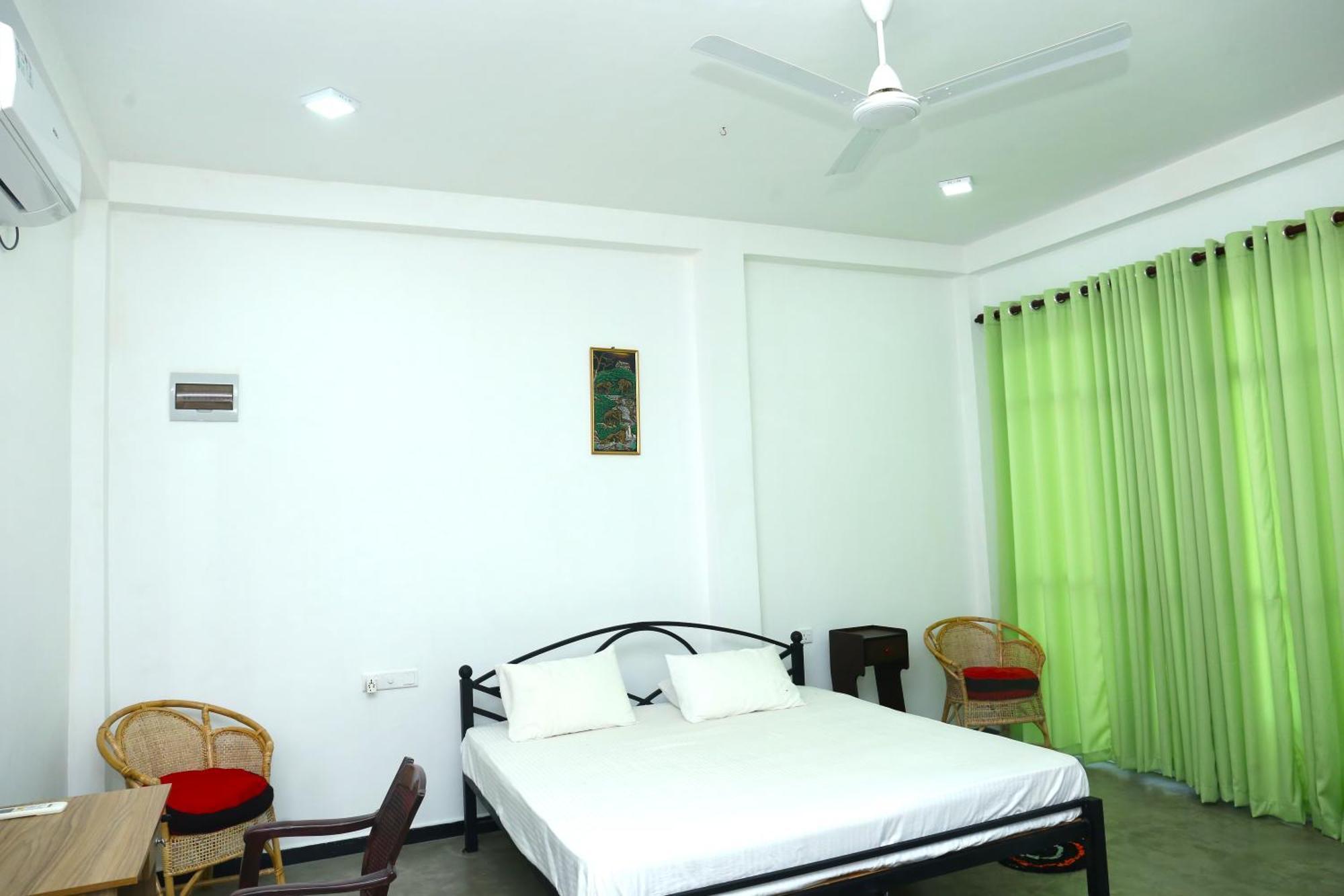 Sandy Palms Guesthouse Хиккадува Экстерьер фото