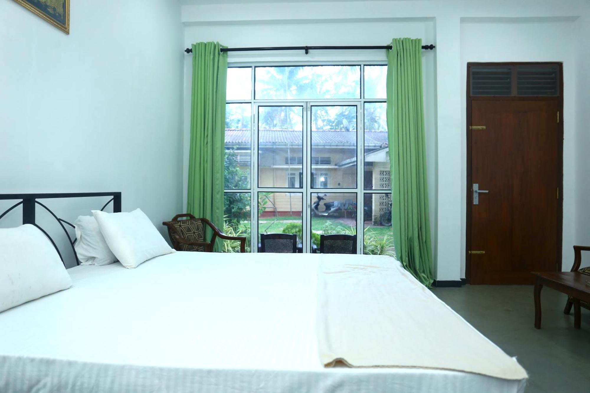 Sandy Palms Guesthouse Хиккадува Экстерьер фото
