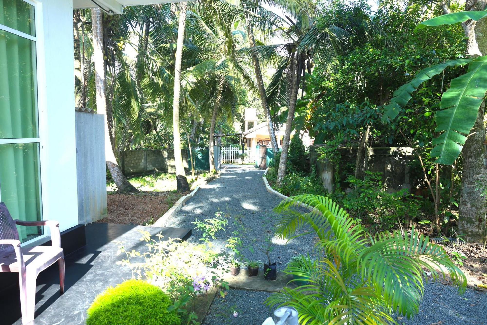 Sandy Palms Guesthouse Хиккадува Экстерьер фото