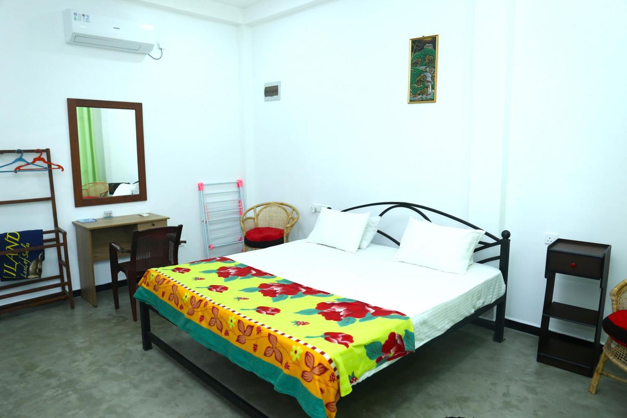 Sandy Palms Guesthouse Хиккадува Экстерьер фото