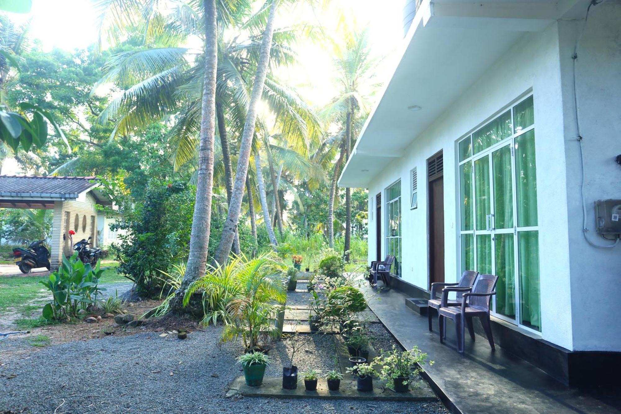 Sandy Palms Guesthouse Хиккадува Экстерьер фото