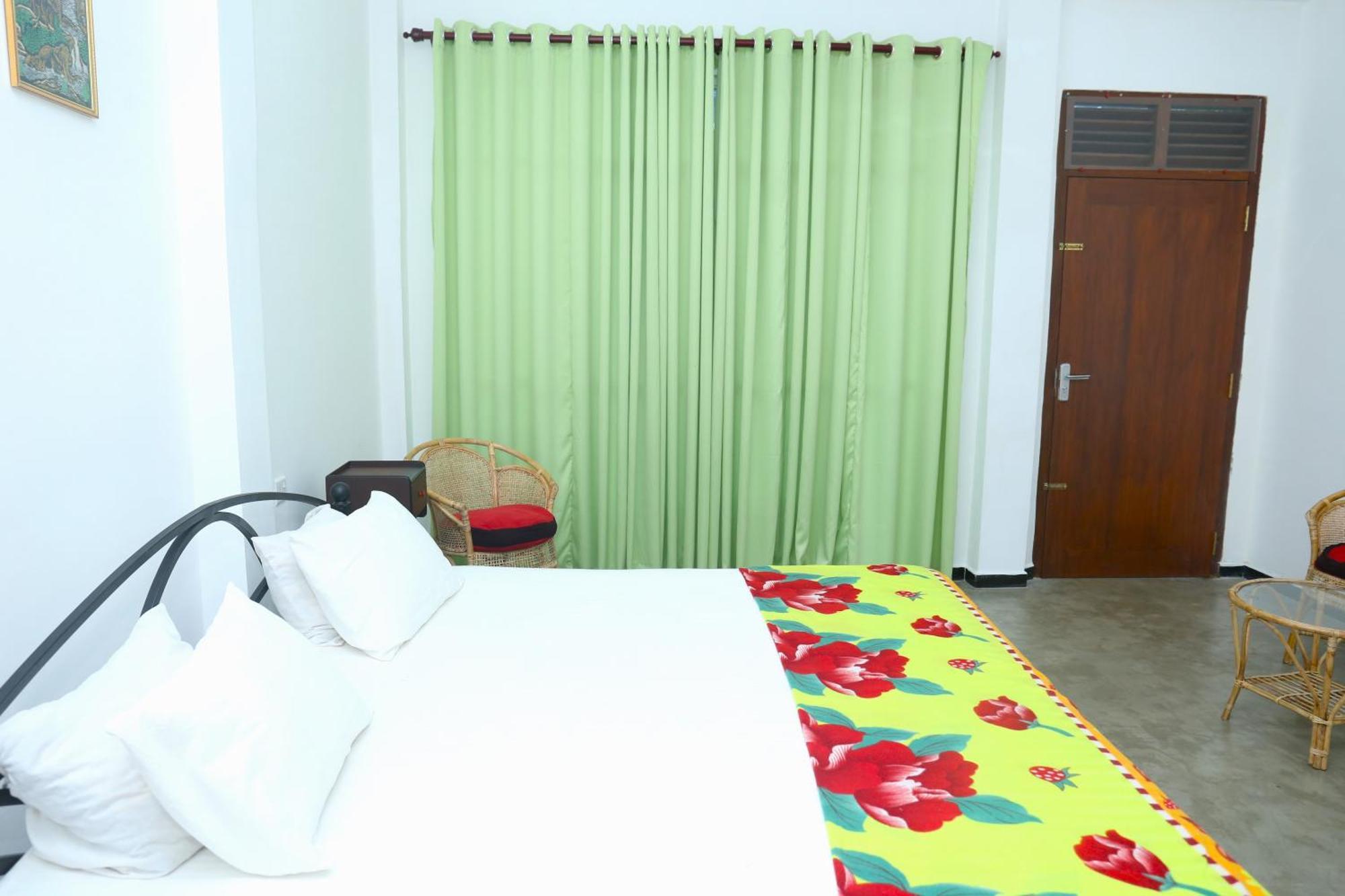 Sandy Palms Guesthouse Хиккадува Экстерьер фото
