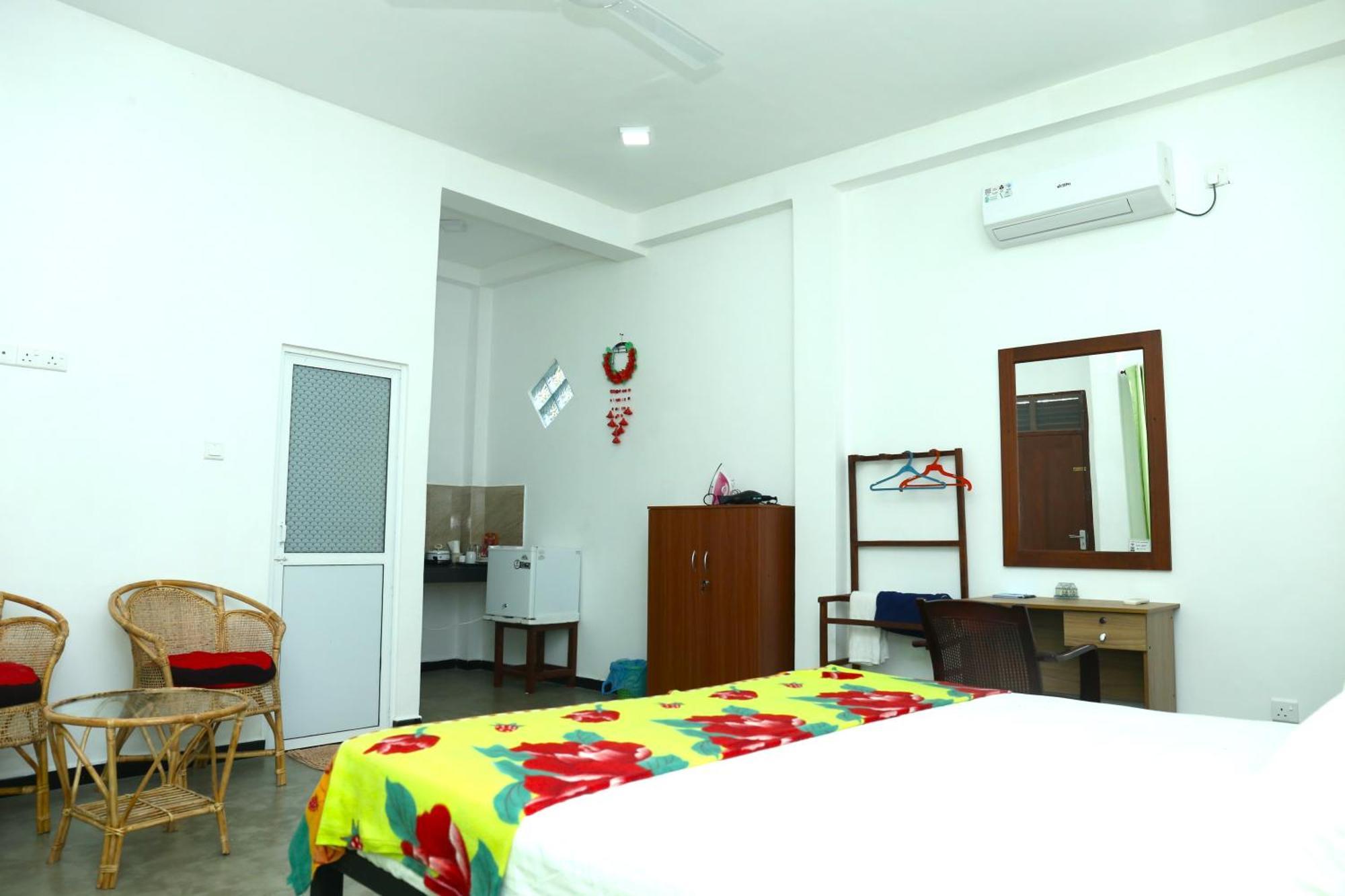 Sandy Palms Guesthouse Хиккадува Экстерьер фото