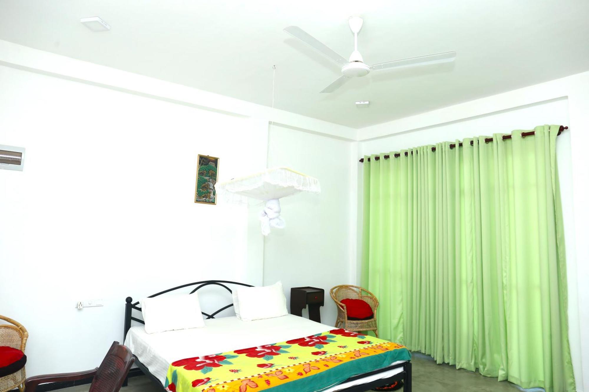 Sandy Palms Guesthouse Хиккадува Экстерьер фото