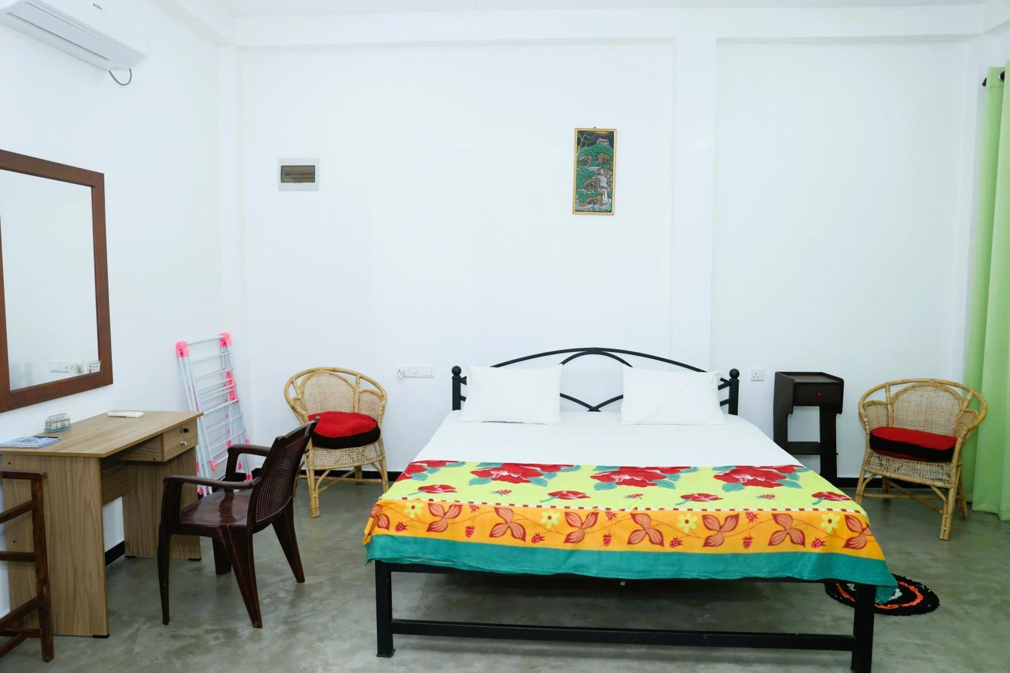 Sandy Palms Guesthouse Хиккадува Экстерьер фото
