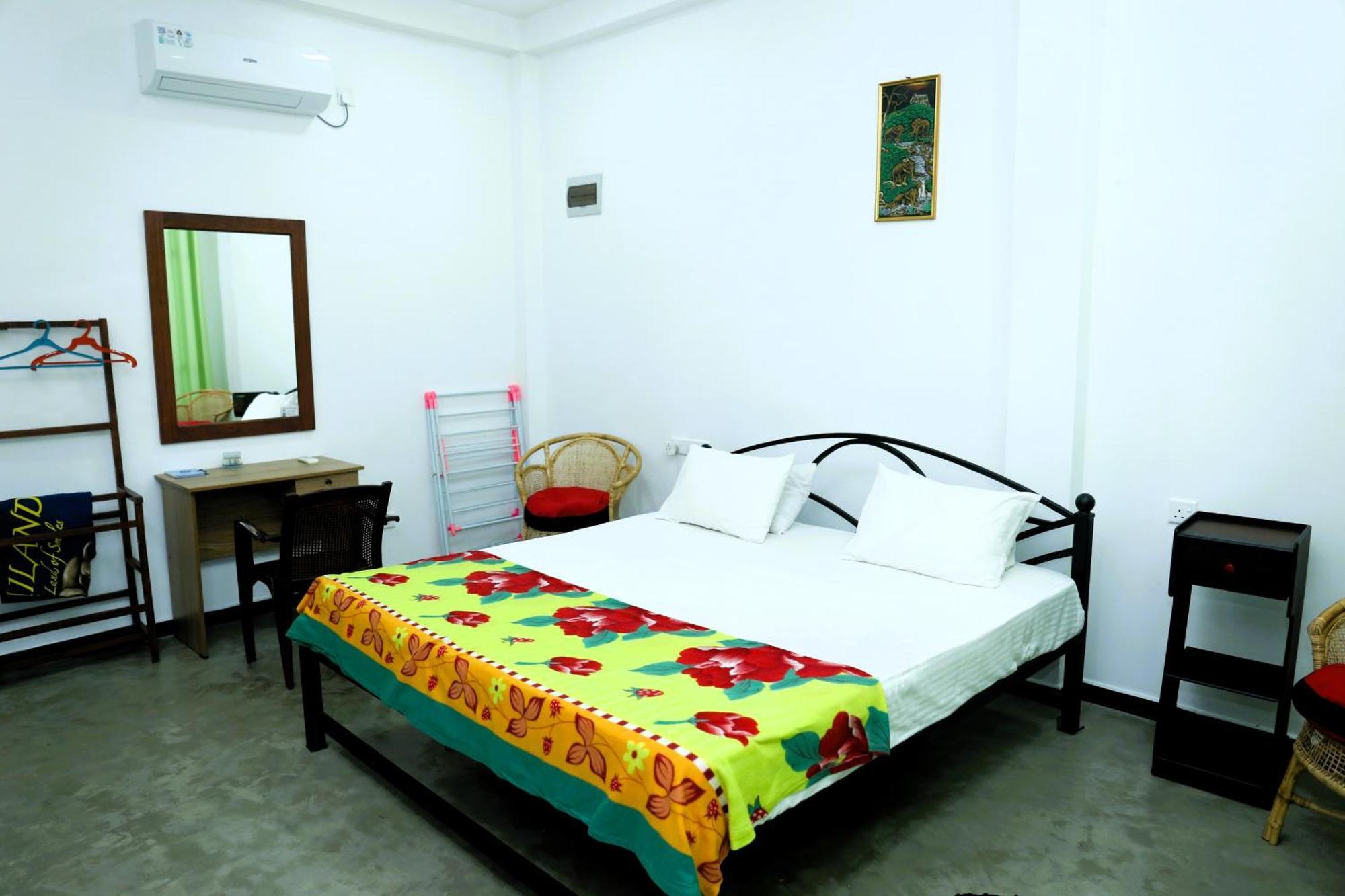Sandy Palms Guesthouse Хиккадува Экстерьер фото