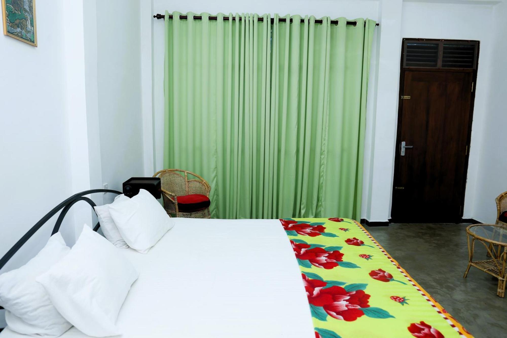 Sandy Palms Guesthouse Хиккадува Экстерьер фото
